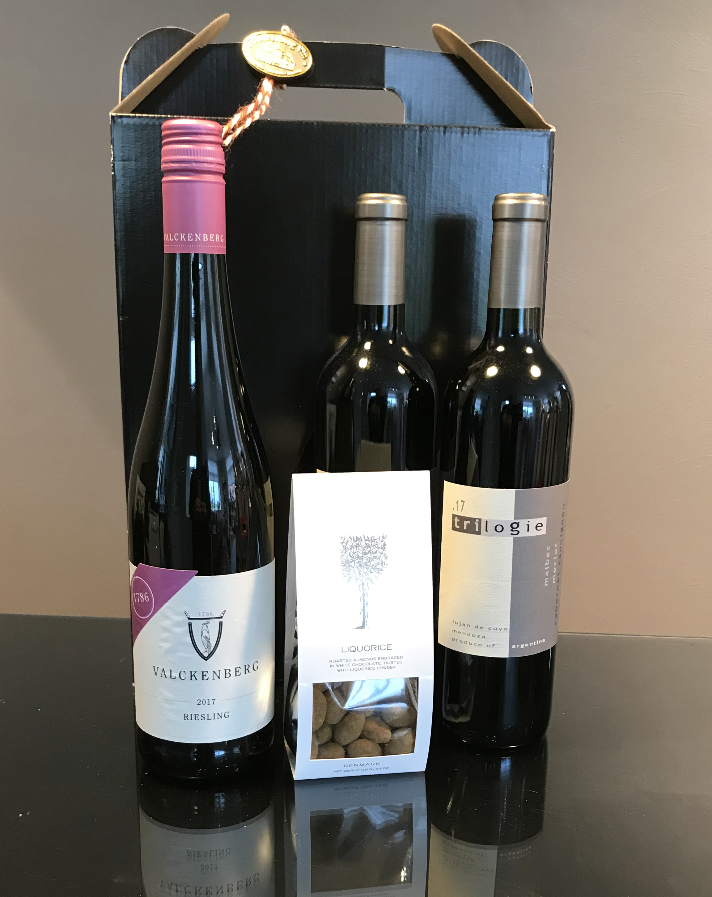 Gave med 3 fl. vin og Summerbird mandler pakket i 3 stks. gaveæske