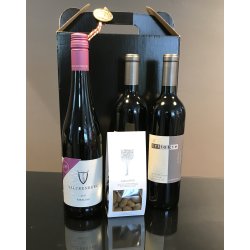 Gave med 3 fl. vin og Summerbird mandler pakket i 3 stks. gave�ske